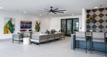 Luxury 1BD/1BA Next to Airport 8688