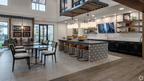 Luxury 1BD/1BA Next to Airport 8653