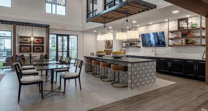 Luxury 1BD/1BA Next to Airport 8653