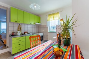 Frigorífico, horno, cafetera o tetera y utensilios de cocina