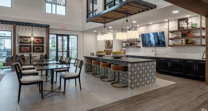 Luxury 1BD/1BA Near Airport 3786