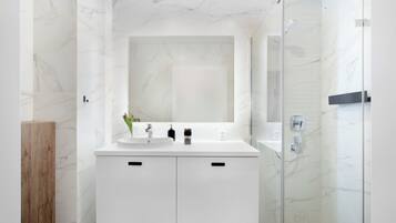 Deluxe appartement | Badkamer | Handdoeken, toiletpapier