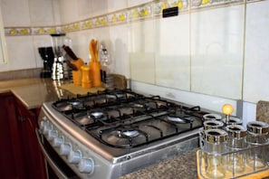 Réfrigérateur, four, plaque de cuisson, cafetière/bouilloire