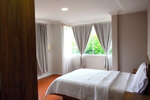 4 bedrooms, iron/ironing board, free WiFi, bed sheets