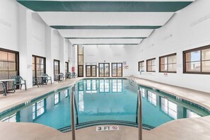 Una piscina cubierta, una piscina climatizada