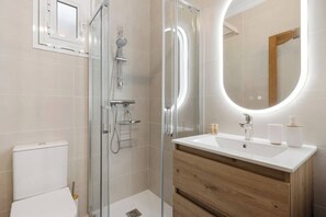 Shower, hair dryer, towels