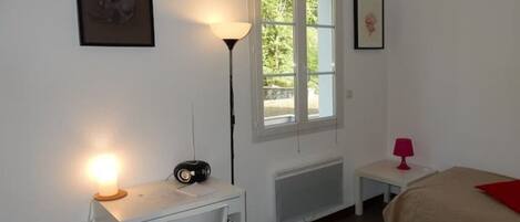 مكتب ومكواة/لوح كي وسرير سفر وواي فاي مجانًا