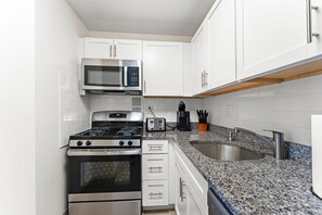 Frigorifero, microonde, forno, piano cottura