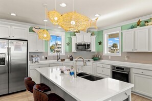 Refrigerador con freezer, microondas, horno, placa de cocina