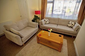 Living area - Ringswell Gardens Room 2 Kingsize (Bath)