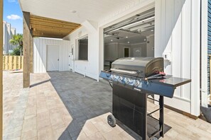 Terrace/patio - Epic 7BR Getaway: Pool, Game Room, Put-put, Beach (North Myrtle Beach)