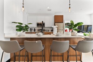 Fridge, oven, stovetop, dishwasher - Luxury 2bd/2ba near Boston u89t (Everett)