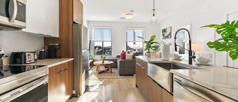 Frigorifero, forno, piano cottura, lavastoviglie