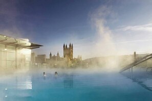 Pool - Ringswell Gardens Room 3 Queen (Bath)