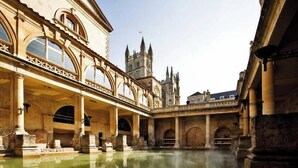 A historic building with a courtyard and a reflective water feature. - Ringswell Gardens Room 3 Queen (Bath)