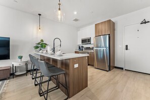 Fridge, oven, stovetop, dishwasher - Luxury 1BR near Boston 5291 (Everett)