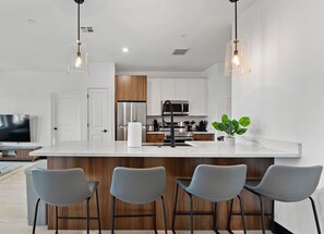 Fridge, oven, stovetop, dishwasher - Luxury 2bd/2ba near Boston wi7j (Everett)