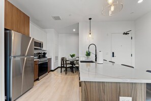 Kühlschrank, Ofen, Herdplatte, Geschirrspüler