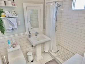 Appartamento, 1 letto queen, cucina (Belmont Boutique) | Bagno | Doccia, asciugacapelli, asciugamani