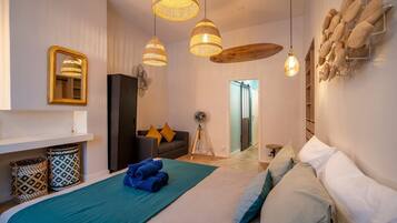 1 quarto, escrivaninha, ferros/tĂĄbuas de passar roupa, acesso Ă internet