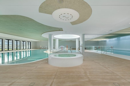 Una piscina techada, una piscina al aire libre