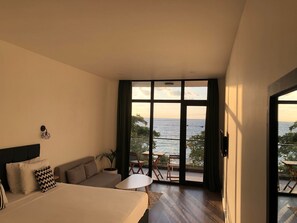 Rideaux occultants, chambres insonorisées, fer et planche à repasser