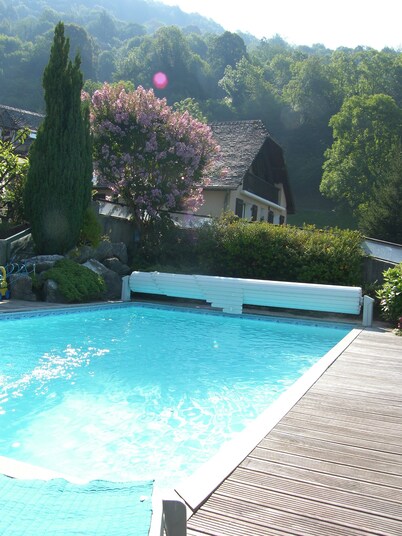 In the center of the Luz Saint Sauveur valley, house with swimming pool and beautiful view.