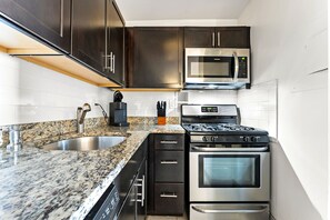 Kjøleskap, mikrobølgeovn, ovn og kokeplater