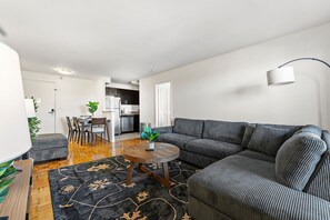 Smart TV - Beautiful 2bd/1.5ba Next to BU 74c3 (Boston)