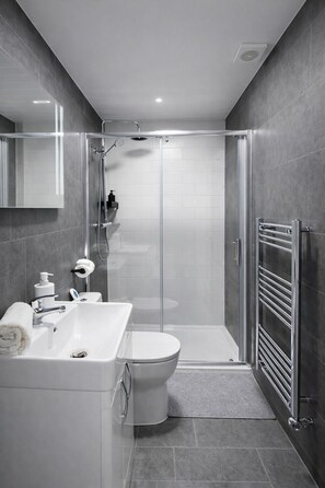 Dusche, Haartrockner, Handtücher, Seife