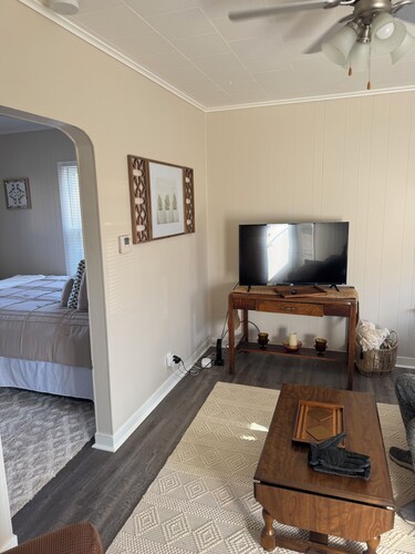 Charming 1-bedroom house with WiFi, AC in welcoming Ottumwa