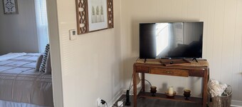 Charming 1-bedroom house with WiFi, AC in welcoming Ottumwa