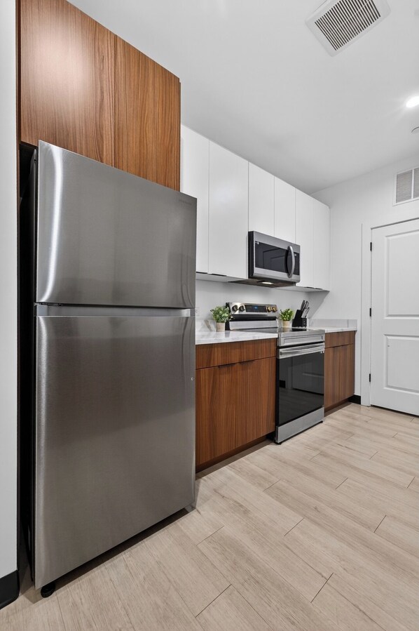 Fridge, oven, stovetop, dishwasher