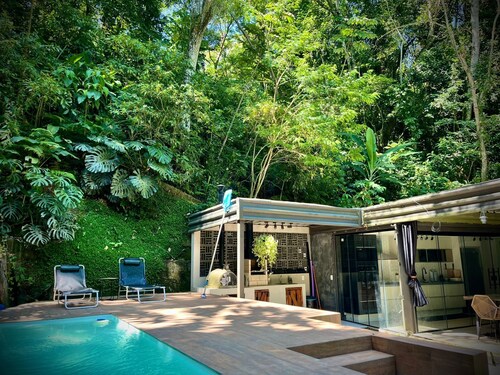 Container house in the forest just 10 km from the most beautiful beaches in Rio!