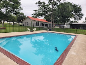 Outdoor pool - Rustic Ranch Bunkhouse Retreat- Sleeps 28+ -Pool & Pond (hempsted)