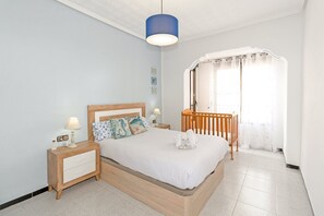 2 bedrooms, iron/ironing board, internet, bed sheets