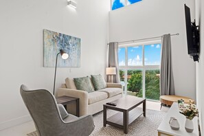 Smart TV - 2BR CONDO W Full Kitchen! Resort Pool! (Noord)