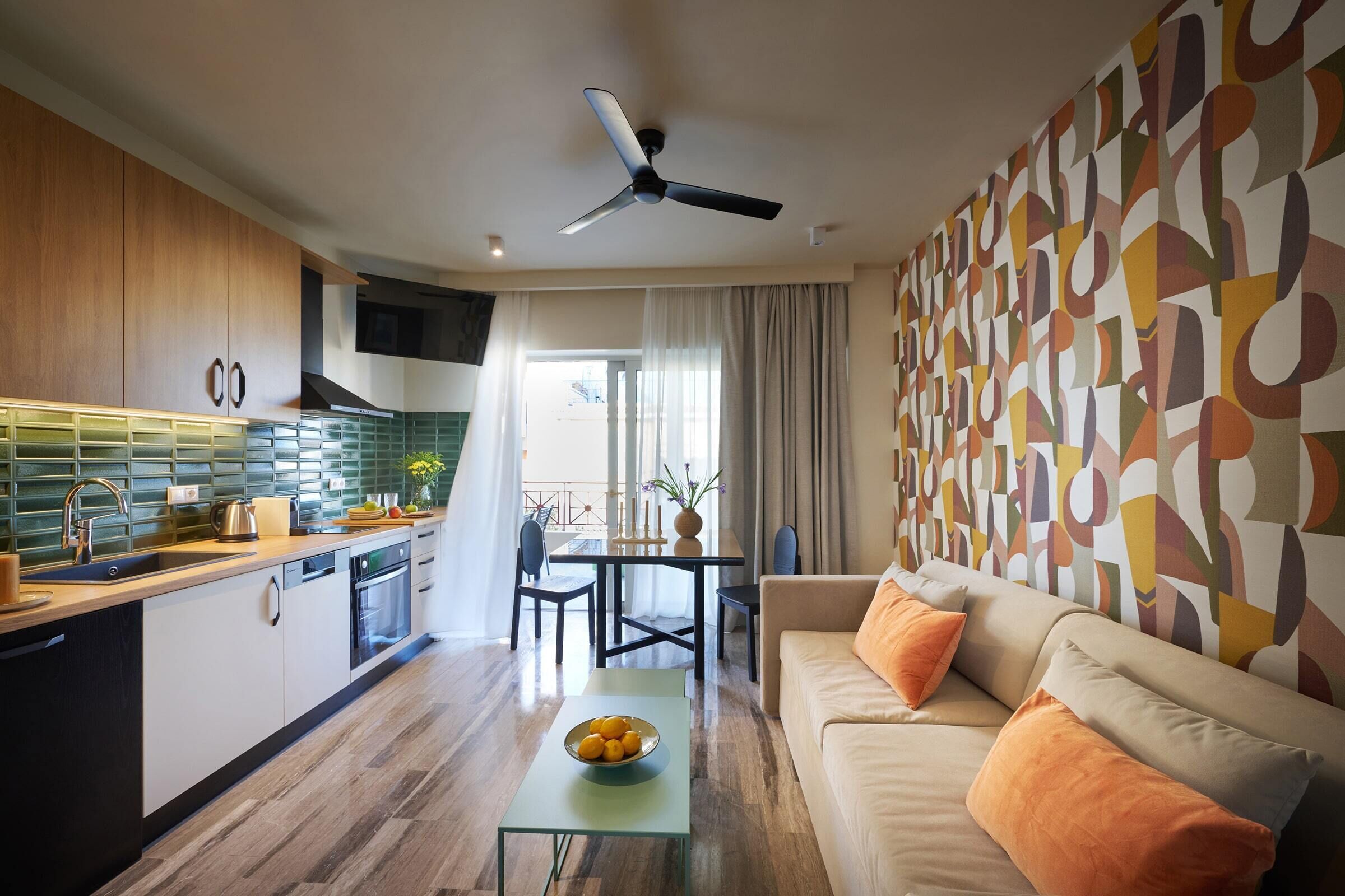 Una cocina moderna con comedor, un sofá y un ventilador de techo.