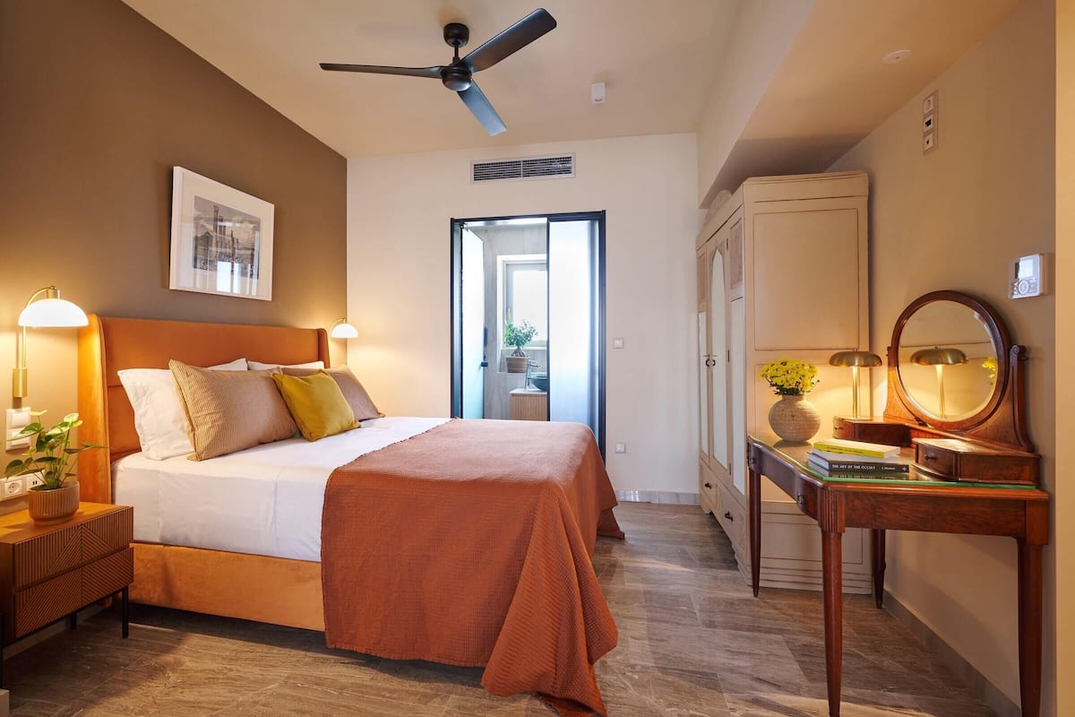 1 bedroom, premium bedding, blackout curtains, soundproofing