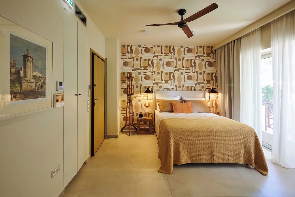 1 bedroom, premium bedding, blackout curtains, soundproofing