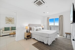 1 chambre, bureau, fer et planche à repasser, lit de bébé portatif