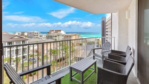 Un balcone con vista sull'oceano e sugli edifici.