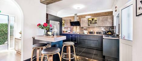 Réfrigérateur, micro-ondes, four, lave-vaisselle