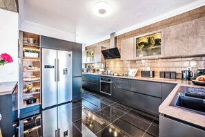 Refrigerador, microondas, horno y lavavajillas