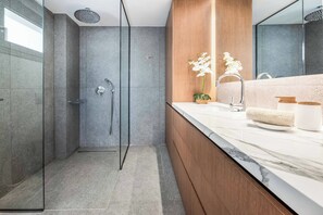 Een douche, handdoeken