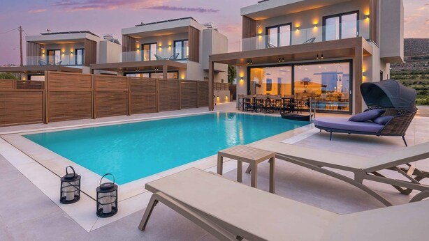 Une villa moderne dotée d’une piscine, d’un espace extérieur aménagé et offrant une vue sur le paysage urbain.