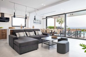 Smart TV - Kamelia Villa 3 - Four Bedroom Villa, Sleeps 7 (Hersonissos)