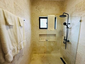 Dusche, Haartrockner, HandtĂŒcher, Seife