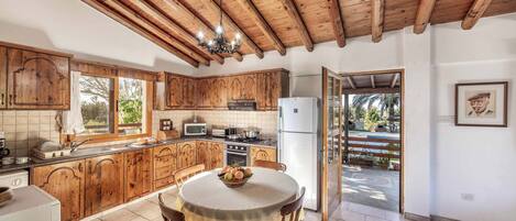 Réfrigérateur, four à micro-ondes, un four, lave-vaisselle