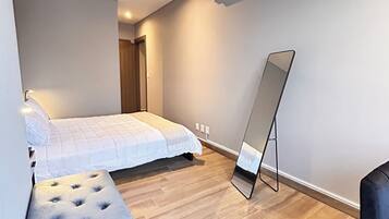 2 bedrooms, desk, iron/ironing board, WiFi